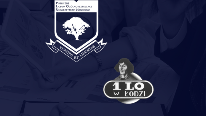 Na granatowym tle logotyp Publicznego Liceum Ogólnokształcącego Uniwersytetu Łódzkiego i 1 LO w Łodzi