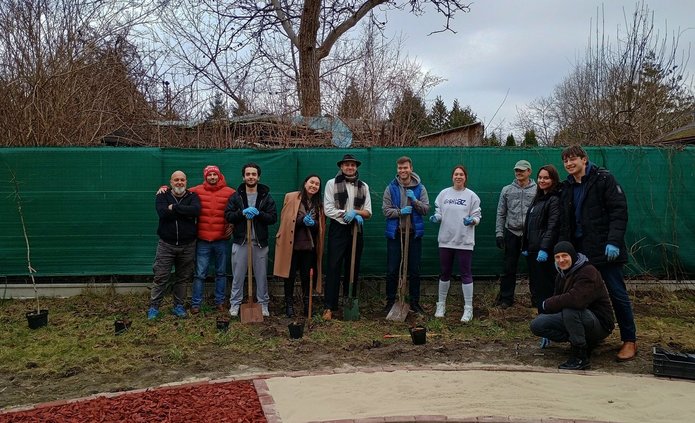 Osoby zaangażowane w sadzenie drzew i krzewów na Lumubowie