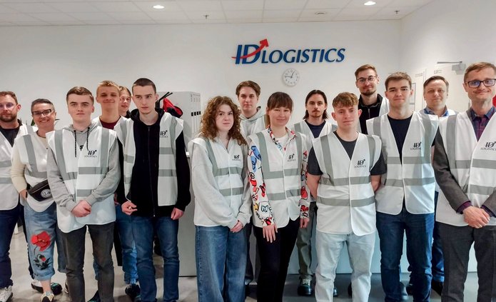 Zdjęcie grupowe uczestników w ID Logistics