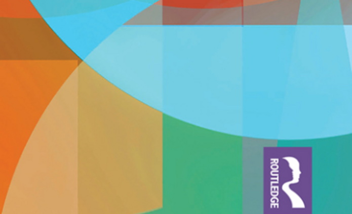 Okładka książki zatytułowanej ‘Anthropomorphism and Animism in Advertising: Persuasive Tactics and the Influence on Consumer Behavior’ autorstwa Małgorzaty Karpińskiej-Krakowiak. Publikacja należy do serii ‘Routledge Studies in Marketing’. Tło okładki tworzą abstrakcyjne, kolorowe kształty geometryczne w odcieniach niebieskiego, fioletowego, czerwonego, pomarańczowego i zielonego. Tytuł książki jest wyeksponowany pogrubioną czcionką, a nazwisko autorki wyróżnione kolorowym tekstem. Obraz sugeruje tematykę związaną z wpływem antropomorfizmu i animizmu w reklamie na zachowania konsumenckie.