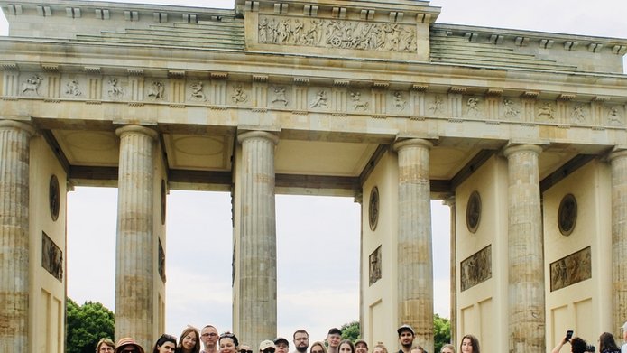 Grupa studentów pozująca do zdjęcia na tle zabytku w Berlinie