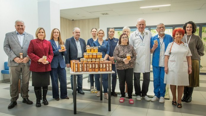 Przekazanie miodu z pasieki UŁ pacjentom szpitala im. Kopernika