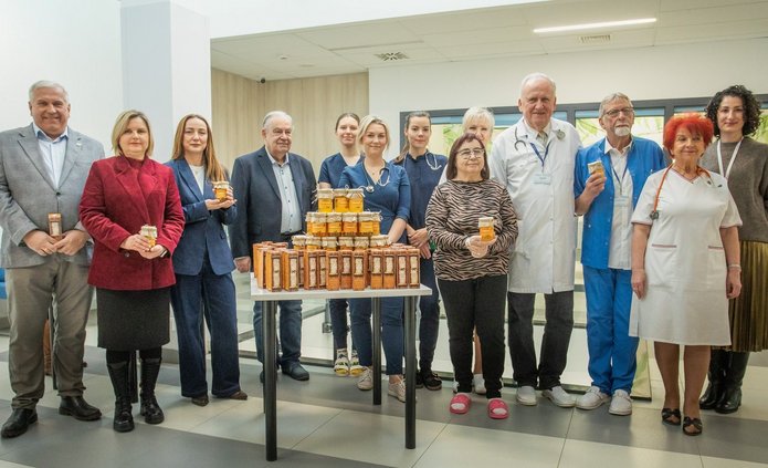 Przekazanie miodu z pasieki UŁ pacjentom szpitala im. Kopernika