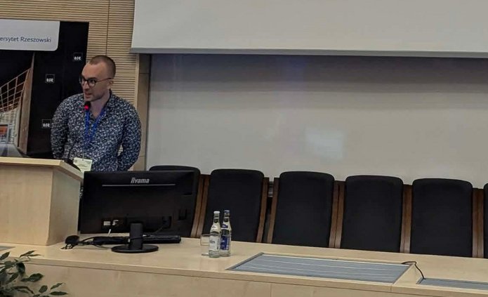 Mgr Piotr Statucki w trakcie wygłaszania referatu