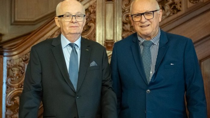 Prof. Tarno i Prof. Chróścielewski - dwóch starszych mężczyzn w garniturach
