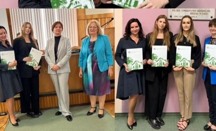 Zdjęcie przedstawia grupę ludzi trzymających dyplomy 