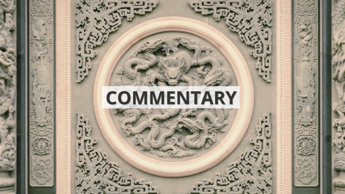 Płaskorzeźba przedstawiająca smoka we wschodnioazjatyckim stylu z napisem ‘commentary’ / A relief depicting a dragon in East Asian style with the inscription 'commentary'