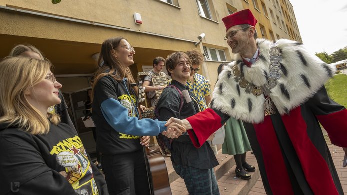 rektor i studenci UŁ podczas juwenaliów