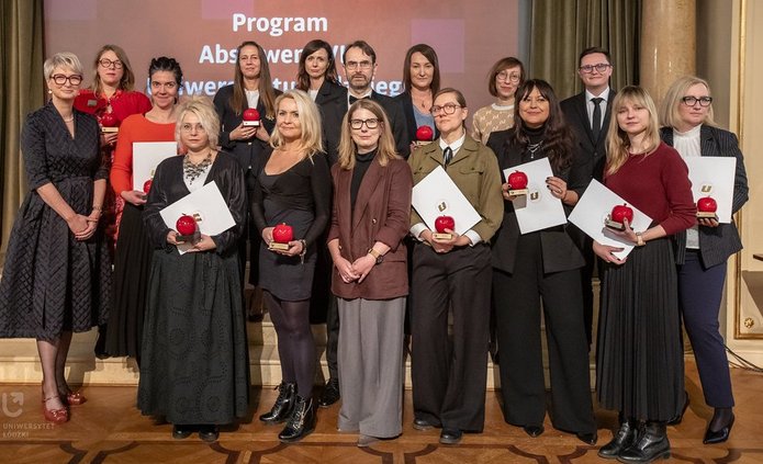 Zdjęcie grupowe laureatek tytułu Absolwent VIP