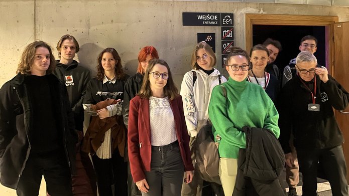Zdjęcie przedstawia młode osoby przed wejściem do Planetarium EC1
