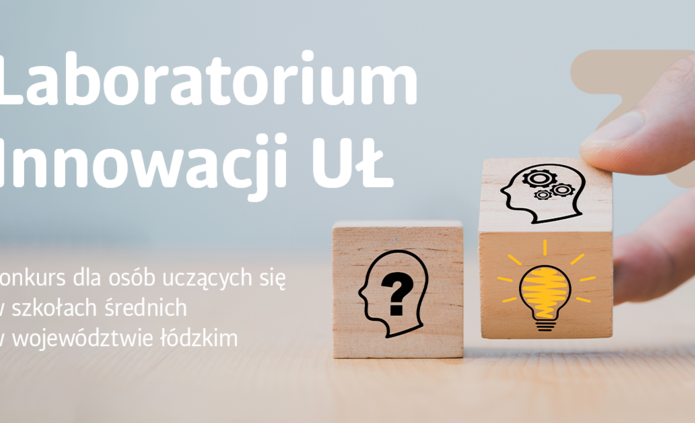 Dłoń osoby, która trzyma w ręku kostkę z ikonkami, obok leży druga kostka z innymi ikonkami