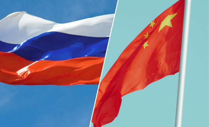 Po lewej stronie flaga Rosji, a po prawej stronie flaga Chin/The flag of Russia on the left and the flag of China on the right