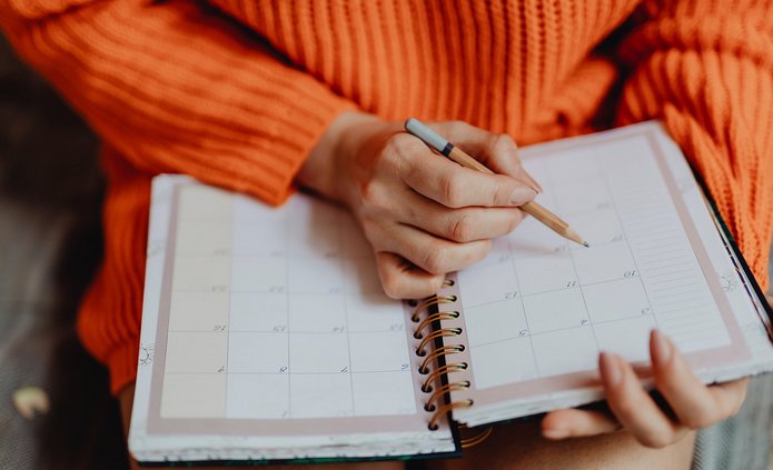 osoba z kalendarzem w ręku