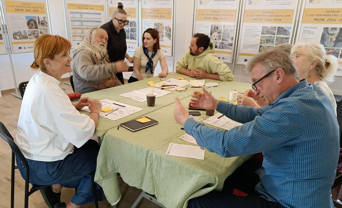 grupa osób siedzących wokół stołu