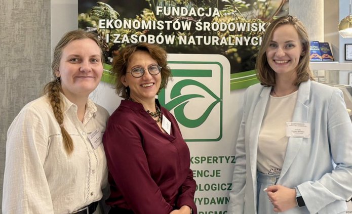 Trzy osoby pozujące do zdjęcia