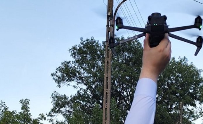 Członek zespołu badawczego wraz z dronem