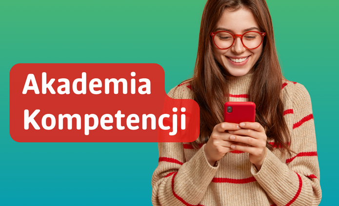 Grafika na zielonym tle. Po prawej stronie widoczna jest młoda kobieta z długimi włosami, w czerwonych okularach, ubrana w jasny sweter w czerwone paski. Trzyma w dłoniach czerwony smartfon i uśmiecha się, patrząc na ekran. Po lewej stronie znajduje się czerwony, zaokrąglony prostokąt z białym napisem: „Akademia Kompetencji”.