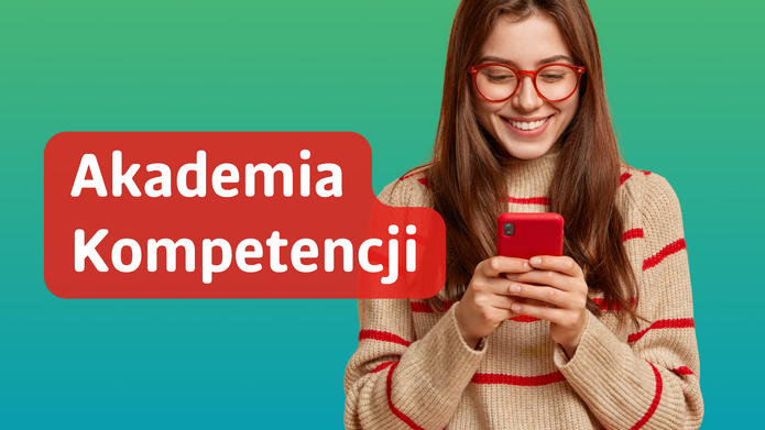 Grafika na zielonym tle. Po prawej stronie widoczna jest młoda kobieta z długimi włosami, w czerwonych okularach, ubrana w jasny sweter w czerwone paski. Trzyma w dłoniach czerwony smartfon i uśmiecha się, patrząc na ekran. Po lewej stronie znajduje się czerwony, zaokrąglony prostokąt z białym napisem: „Akademia Kompetencji”.