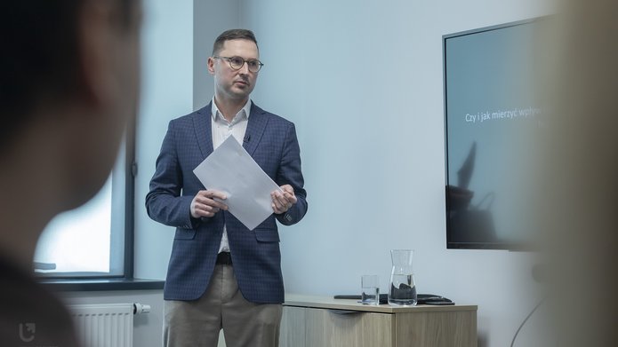 Adam Sitarek podczas wystąpienia