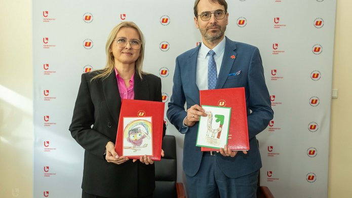 zdjęcie z podpisania umowy