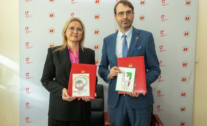 zdjęcie z podpisania umowy