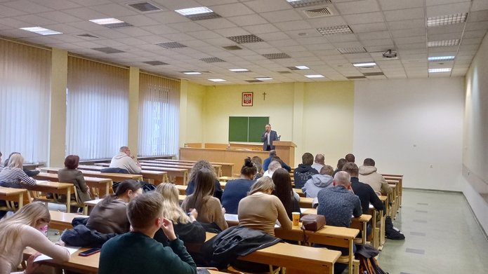 studenci na auli podczas wykładu