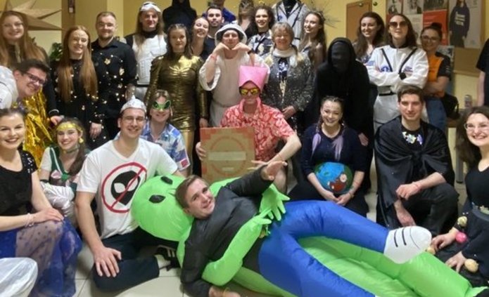 grupa ludzi w kosmicznych przebraniach 