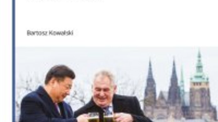 Okładka książki autorstwa Bartosza Kowalskiego ze zdjęciem przedstawiającym Xi Jinpinga pijącego piwo z Milosem Zemanem 