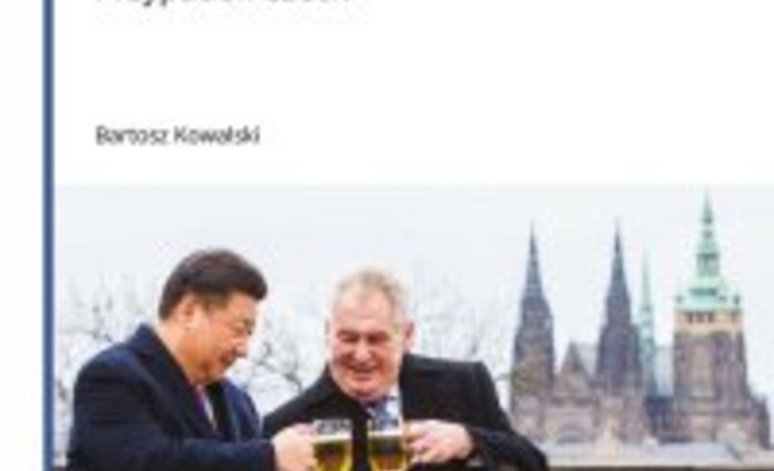 Okładka książki autorstwa Bartosza Kowalskiego ze zdjęciem przedstawiającym Xi Jinpinga pijącego piwo z Milosem Zemanem 