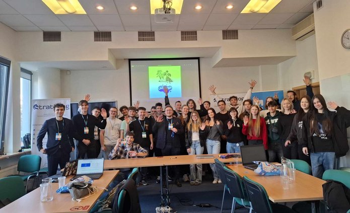 Grupa machających studentów