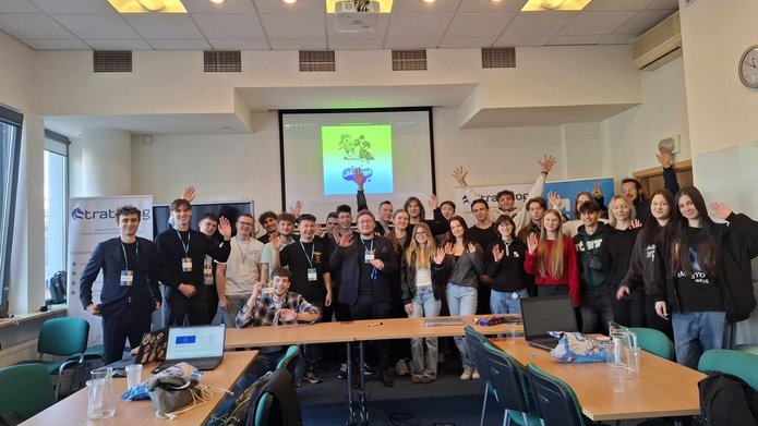 Grupa machających studentów