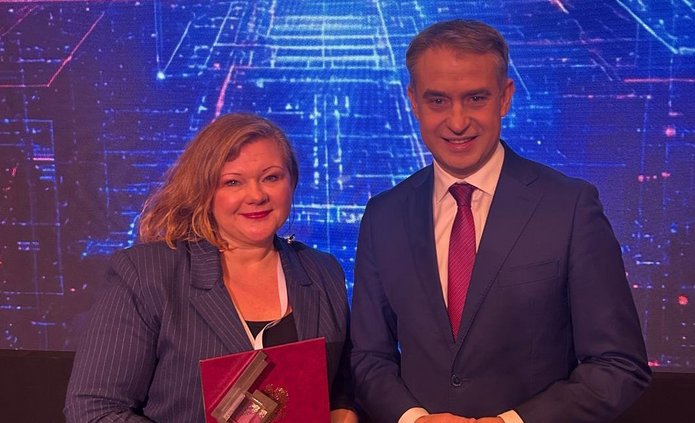 Profesor odbierająca nagrodę od ministra.