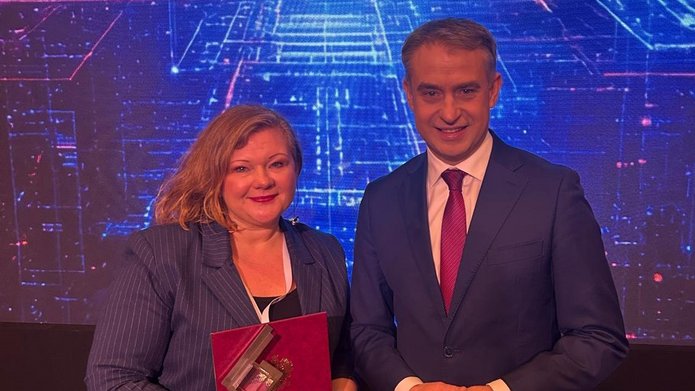 Profesor odbierająca nagrodę od ministra.