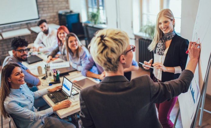 Ludzie biorący udział w szkoleniu