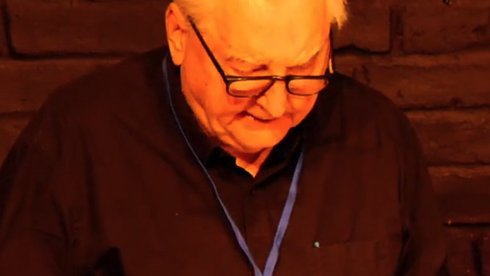 Stanley Gontarski podczas wygłaszania wykładu – zrzut ekranu z wideo.