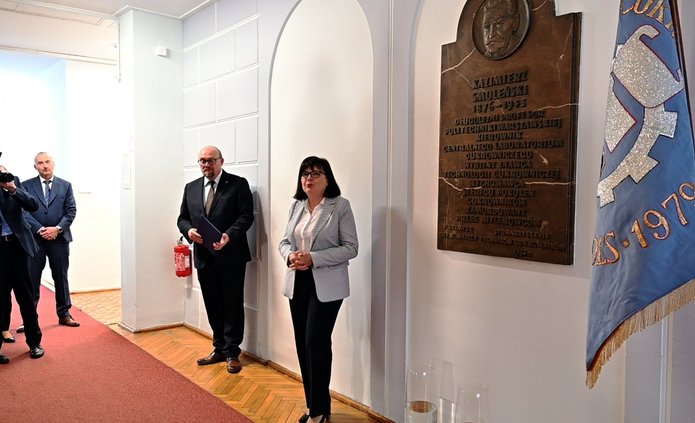Prof. Sławomita Skrzypek przy tablicy pamiątkowej