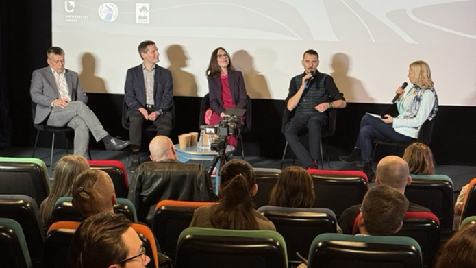 5 osób na scenie - panelistów - dyskutuje w trakcie debaty 