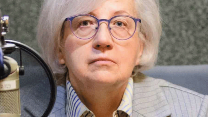 kobieta w radiowym mikrofonem