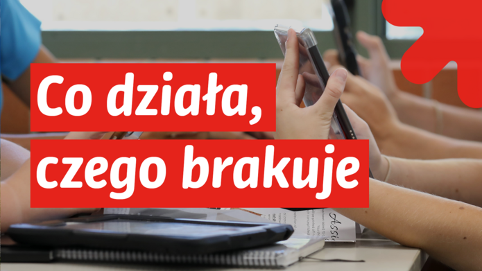 Grafika przedstawiająca osoby korzystające ze smartfonów podczas zajęć lub spotkania przy stole. Na czerwonych belkach umieszczono biały napis: „Co działa, czego brakuje”. W prawym górnym rogu widoczny jest czerwony symbol graficzny Uniwersytetu Łódzkiego.
