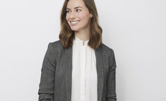 Zdjęcie przedstawia kobietę patrzącą w lewo