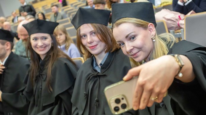 Uczestnicy uroczystej promocji habilitacyjnej i doktorskiej na UŁ