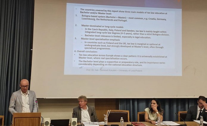 Grupa ludzi podczas konferencji naukowej
