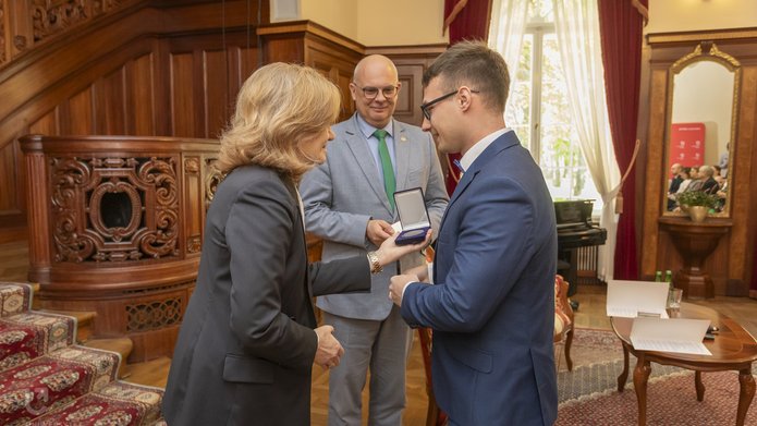 Mgr Kacper Krzeszewski odbierający medal