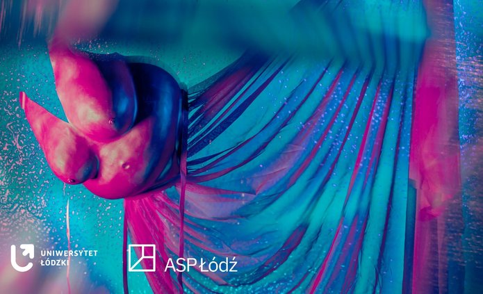 kostium - element wystawy "Niedopasowane" w fotograficznej interpretacji 