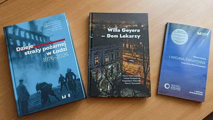 trzy książki na biurku