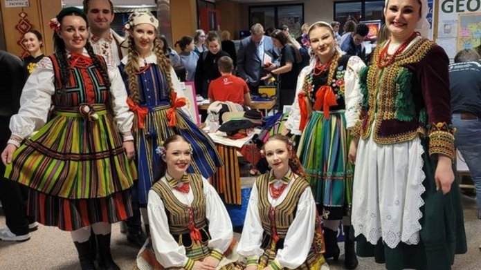 grupa ludzi pozująca do zdjęcia w strojach ludowych