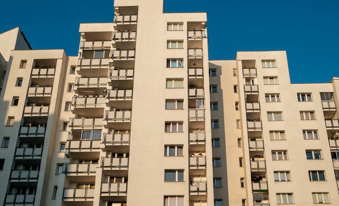 wysoki budynek mieszkalny