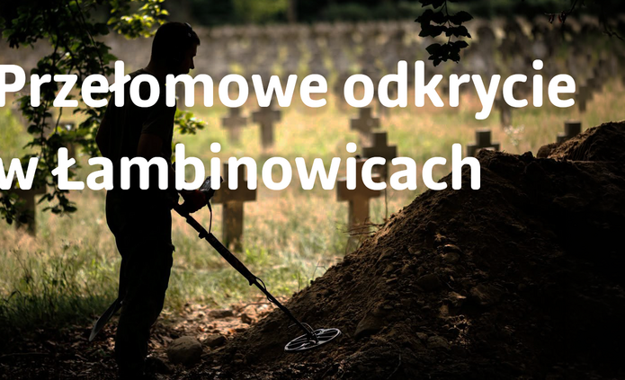 Mężczyzna z wykrywaczem w tle krzyże grobowe. Napis Przełomowe odkrycie w Łambinowicach