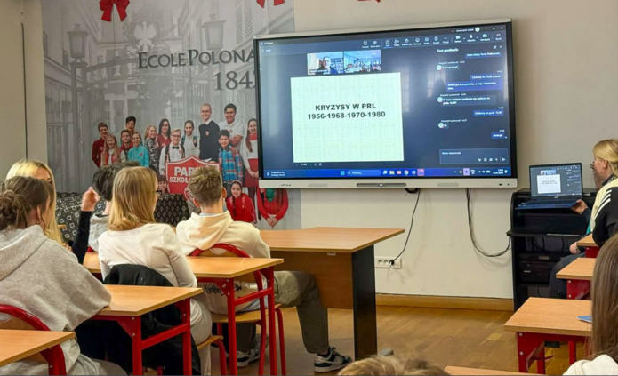 dzieci w szkolnej sali