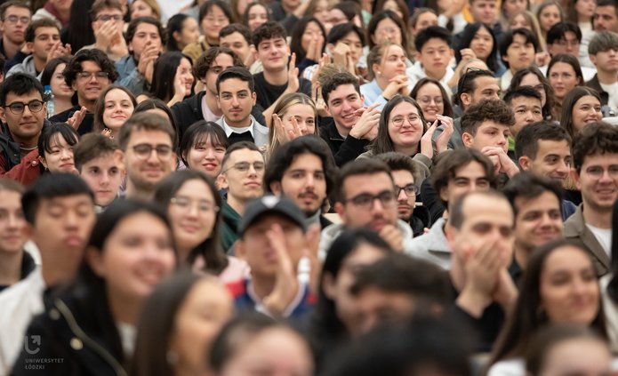 grupa osób studiujących